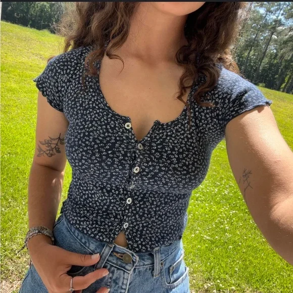 Brandy Melville Zelly Top Buttons Floral Navy Made In Italy Cropped Cottage - Picture 2 of 12
